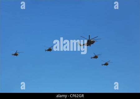 Moskau 9 Mai die meisten Lasthub Hubschrauber Mi-26 begleitet von Gruppe Mi-8 Parade Ehren großen Vaterländischen Krieges Sieg 9. Mai 2010 Stockfoto