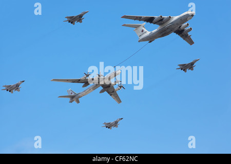 Moskau Mai 9 Il-76 Tu-95ms Flugzeuge begleitet von Gruppe Kämpfer Mig-29 Parade zu Ehren großen Vaterländischen Krieges Sieg 9. Mai 2010 Stockfoto