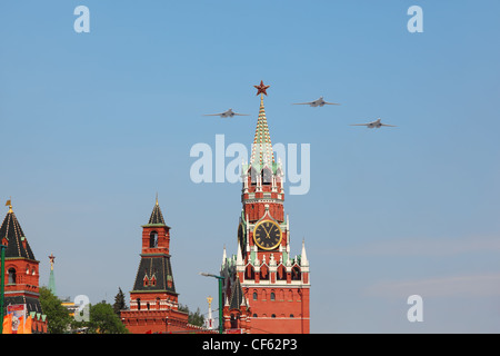 Moskau 9.Mai Überschall-Variable-Sweep Flügel schweren strategischen Tu-160 Flugzeuge fliegen über Red Square Spasskaya Tower Siegesparade Stockfoto