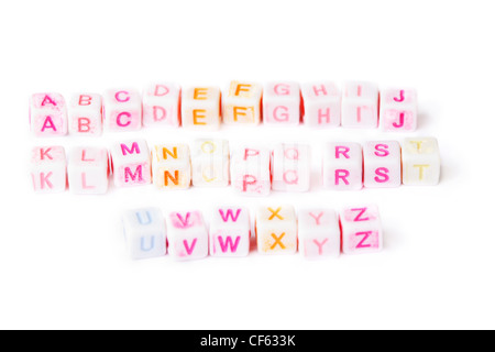 Englisches Alphabet auf weißen Würfel mit hellen Buchstaben Stockfoto