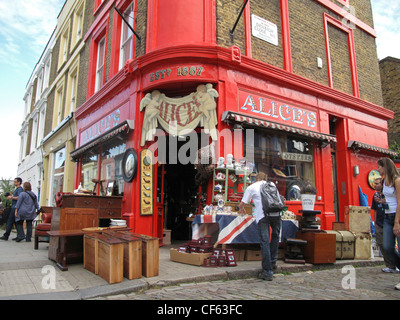 Alice, seit 1887, wahrscheinlich der berühmteste Antiquitätengeschäft in der Portobello Road. Stockfoto