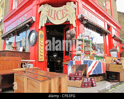 Alice, seit 1887, wahrscheinlich der berühmteste Antiquitätengeschäft in der Portobello Road. Stockfoto