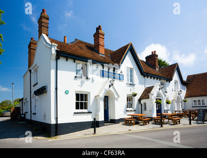 Die Krone-Country-Pub im Zentrum von Kingsclere. Stockfoto