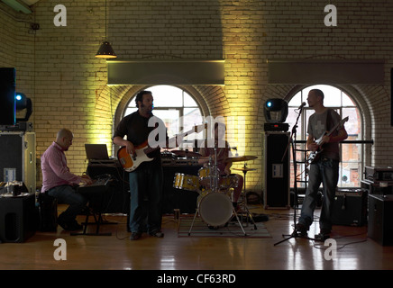 DUBLIN 12 Juni irische Rockband vier ausführen Bühne 12. Juni 2010 Dublin Irland irische Musik hat viele seiner traditionellen Aspekte gehalten Stockfoto