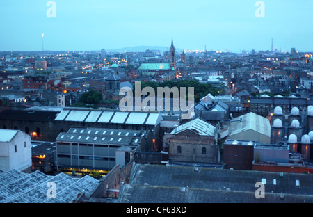 Dublin-Panorama von Ziegeldächern Abend, Irland. viele Dächer Stockfoto