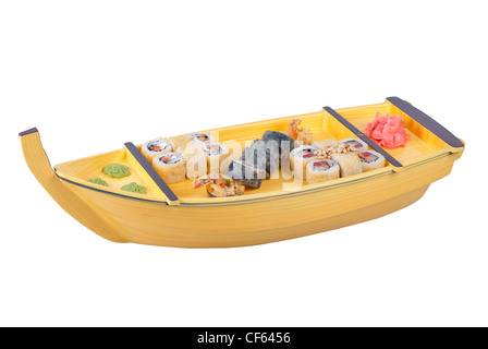 japanische Küche von Holzschiff mit verschiedenen Arten von Sushi auf einem weißen Stockfoto