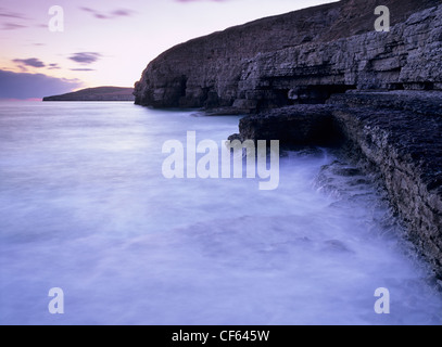 Dancing Ledge, flachen Bereich der Felsen am Fuße einer kleinen Klippe auf der Jurassic Coast. Stockfoto