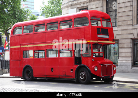 Leeren roten Doppeldecker auf Straße in London, England. Sommer Stockfoto