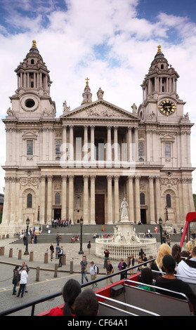 St. Pauls Cathedral in London. Kathedrale wurde von Hofarchitekten Christopher Wren entworfen. Blick aus dem Bus Stockfoto