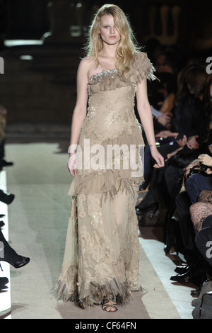 Alberta Ferretti Florenz Pitti vorstellen Uomo Modenschau Herbst-Winter 2011-2012 Stockfoto