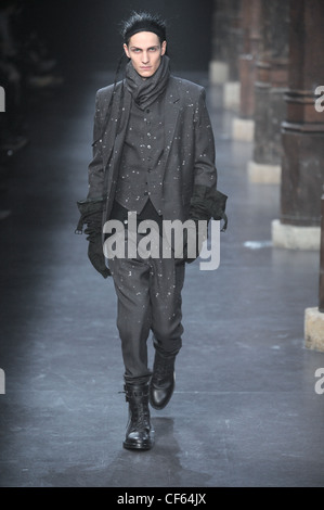 Ann Demeulemeester Paris bereit zu tragen Menswear Herbst Winter 2011 2012 Stockfoto