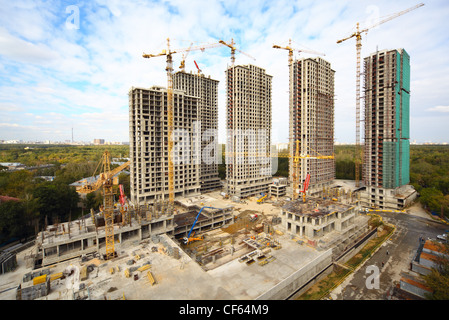 Gebäude der Hochhauswohnung in der Waldzone am Sommertag Stockfoto