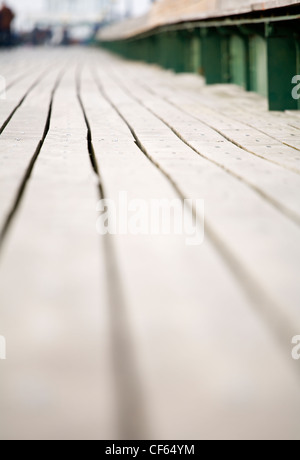 Lange Sicht entlang der Diele Dielen Clevedon Pier, die nur völlig intakt, Grade 1 aufgeführt Pier im Land. Stockfoto