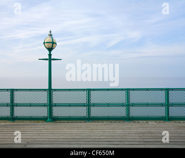 Lampost, Geländer und Belag auf Clevedon Pier, die nur völlig intakt, Grade 1 aufgeführten Pier im Land. Stockfoto