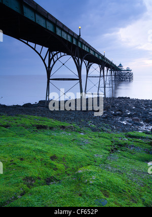 Clevedon Pier, einem der schönsten erhaltenen viktorianischen Piers in dem Land, in der Dämmerung. Stockfoto