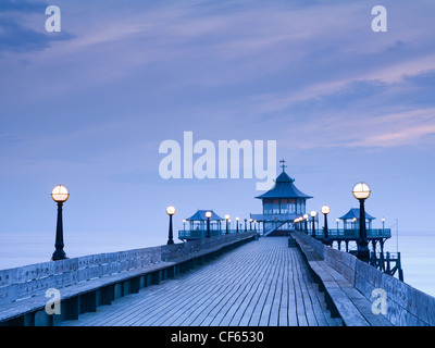 Twilight-Blick entlang der Promenade zum Jahresende Clevedon Pier, die nur völlig intakt, aufgeführt Grade 1 Pier im Land. Stockfoto