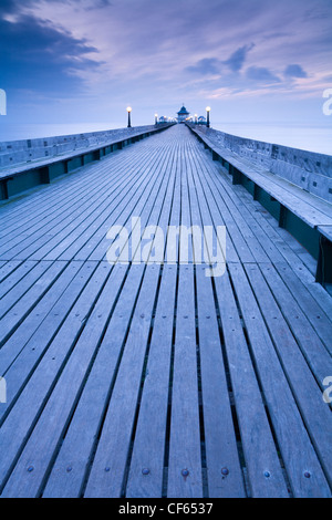 Twilight-Blick entlang der Promenade zum Jahresende Clevedon Pier, die nur völlig intakt, aufgeführt Grade 1 Pier im Land. Stockfoto