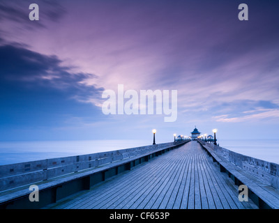 Twilight-Blick entlang der Promenade zum Jahresende Clevedon Pier, die nur völlig intakt, aufgeführt Grade 1 Pier im Land. Stockfoto