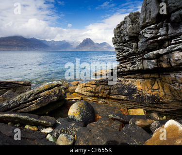 Blick von der Felsenküste am Elgol in Richtung der Black Cuillin Grat auf der Isle Of Skye. Stockfoto