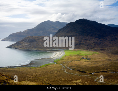 Blick auf die abgelegenen Bucht Camansunary auf der Isle Of Skye mit der Black Cuillin Ridge darüber hinaus. Stockfoto