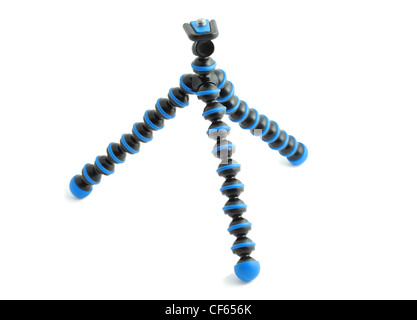 Vergrößerte Ansicht des flexiblen schwarz-blaue Ministativ isoliert auf weiss Stockfoto