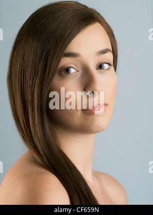 Schöne Frau in ihren Zwanzigern mit langen braunen Haaren Stockfoto