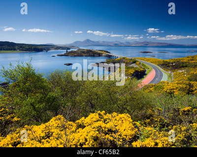 Die Skye-Brücke verbindet Kyle of Lochalsh auf dem schottischen Festland, Kyleakin auf der Isle Of Skye. Die Red Cuillin kann sein siehe Stockfoto