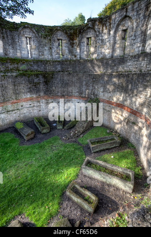 Römische steinerne Särge in der zerstörten Multangular Roman Tower in den Gärten des Museums. Stockfoto