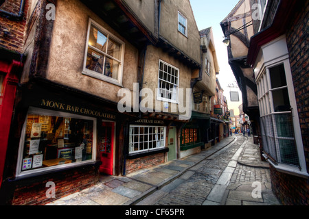 Das Chaos in York, eine alte Straße mit überhängenden Fachwerkbauten. Heilloses Durcheinander stammt aus dem angelsächsischen Fleshammels, Stockfoto