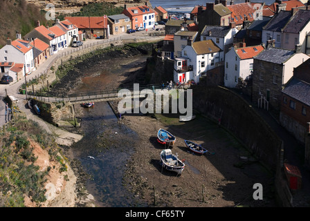 Das malerische Dorf Staithes aus Cowbar Nab. Stockfoto