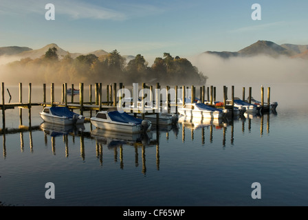 Am frühen Morgen Reflexionen über Derwentwater in Cumbria. Stockfoto