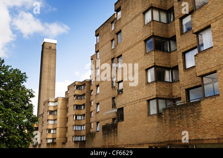 Den Schornstein von der Tate Modern nahe gelegenen Wohnblocks überragt. Stockfoto