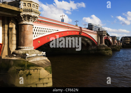 Blackfriars-Brücke von der Westseite des nördlichen Ufer gesehen. Stockfoto