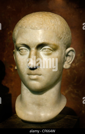 Römische Marmorporträtbüste des jungen Kaisers Severus Alexander (Regierungszeit 222–235 n. Chr.), des letzten Herrschers der Severaner Dynastie Louvre Museum in Paris Stockfoto