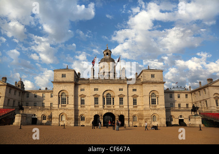 Bau der Kaserne der Royal Horse Guards in London. Touristen-Spaziergang Stockfoto