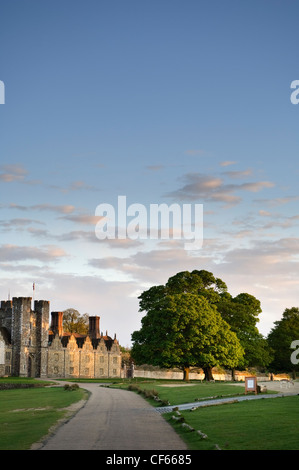 Blick entlang der Einfahrt Knole House (Geburtsort des Schriftstellers und Dichters Vita Sackville-West) im niedrigen Abendlicht. Stockfoto