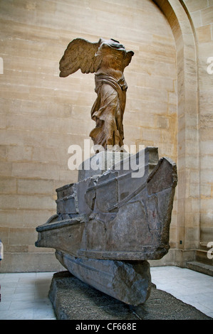 Die berühmte hellenistische griechische Marmorskulptur der geflügelten Sieg von Samothrake auf dem Bugfuß des Steinschiffes, Louvre Museum, Paris, Frankreich Stockfoto
