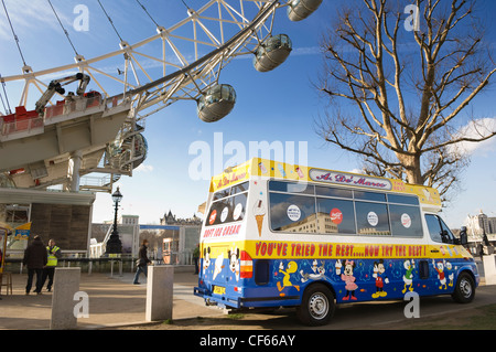 Ein Eiswagen durch das London Eye auf der South Bank. Stockfoto