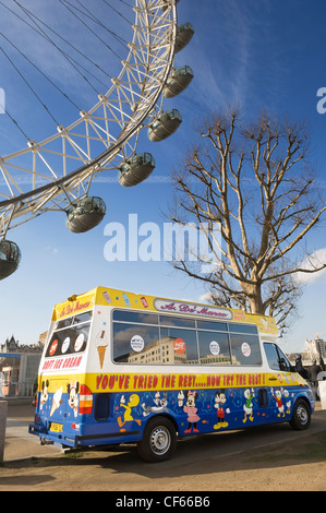Ein Eiswagen durch das London Eye auf der South Bank. Stockfoto