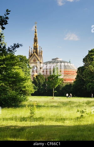 Ein Blick auf die Royal Albert Hall und das Albert Memorial vom Hyde Park entfernt. Stockfoto