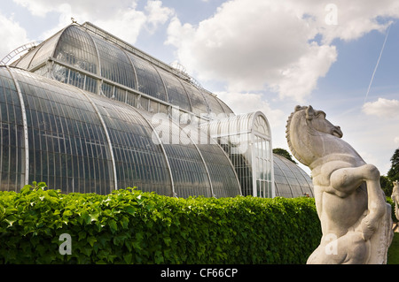 Eine Statue eines Pferdes vor dem Palm-Haus, erbaut 1844-48 von Richard Turner, der berühmtesten Gebäude in Kew Gardens. Stockfoto