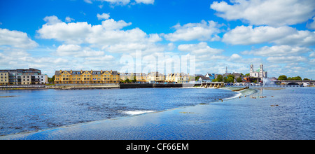 Panorama von Athlone Stadt und den Fluss Shannon im Sommer, Co. Westmeath, Irland. Stockfoto