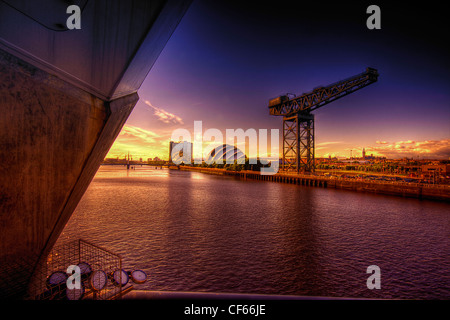 Ein Blick über den Fluss Clyde in Richtung der Finnieston Crane in Glasgow. Stockfoto