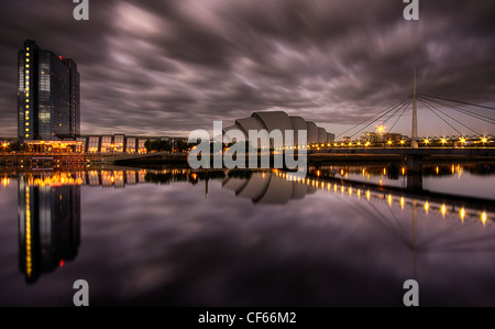 Ein Blick über den Fluss Clyde in Glasgow bei Sonnenuntergang. Stockfoto