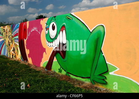 Eine Wand mit farbenfrohen Graffiti in Bristol. Stockfoto