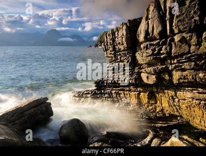 Wellen, die auf Felsen am Elgol auf der Isle Of Skye. Stockfoto