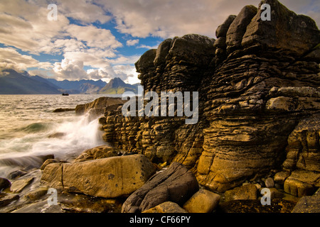 Wellen, die auf Felsen am Elgol auf der Isle Of Skye. Stockfoto