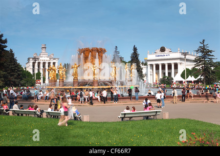 Moskau Mai 15 Menschen in der Nähe von Brunnen Nationen Freundschaft Messehallen im Allrussischen Ausstellungszentrum 15. Mai 2010 Moskau Stockfoto