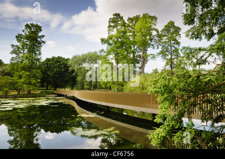 Die Sackler Crossing wurde 2006 eröffnet, über dem See in Kew Gardens. Stockfoto