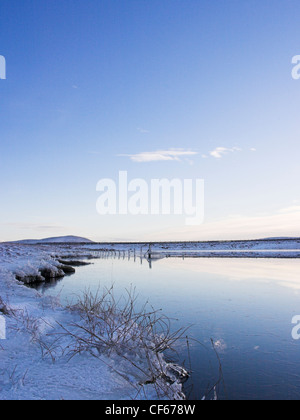 Hart gefrorenen Rasen bei Sandy Loch auf Shetland. Stockfoto